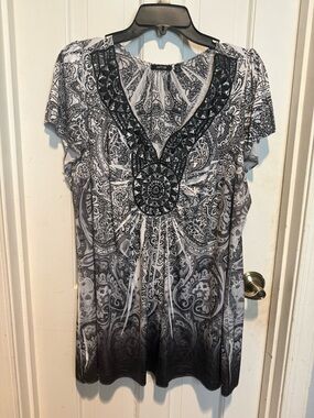 EUC- Apt. 9 Black & White Paisley V-Neck Embellished Tunic with flutter short sl